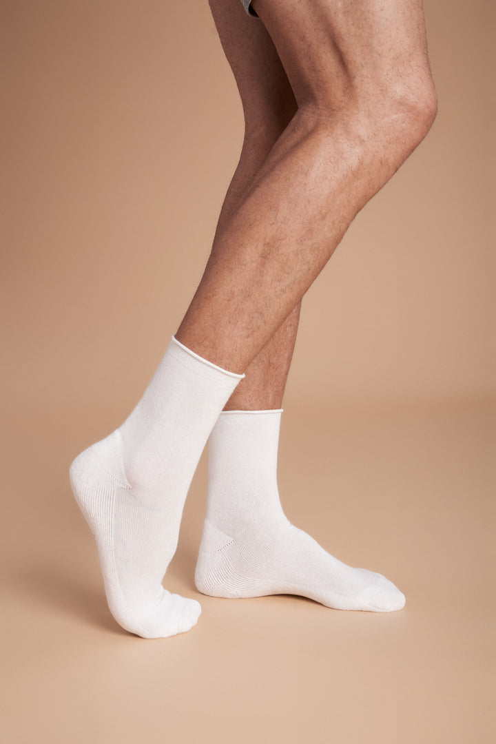 Soft women’s roll top socks with a comfortable non-binding cuff, breathable cotton blend, and classic ankle length—perfect for everyday wear.