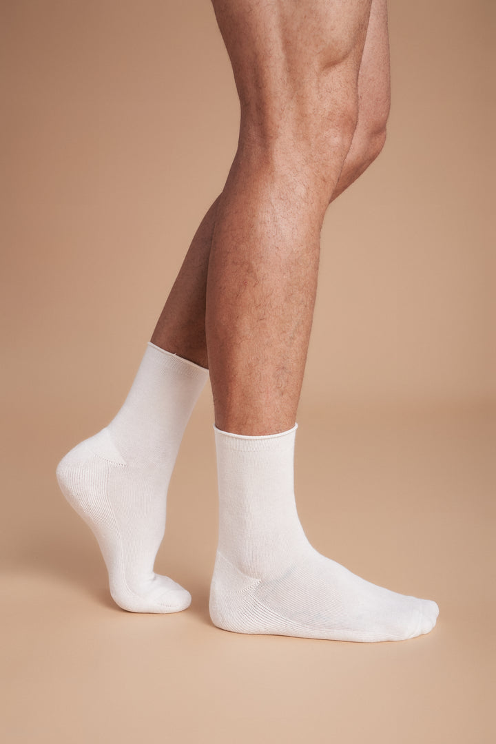 Soft women’s roll top socks with a comfortable non-binding cuff, breathable cotton blend, and classic ankle length—perfect for everyday wear.
