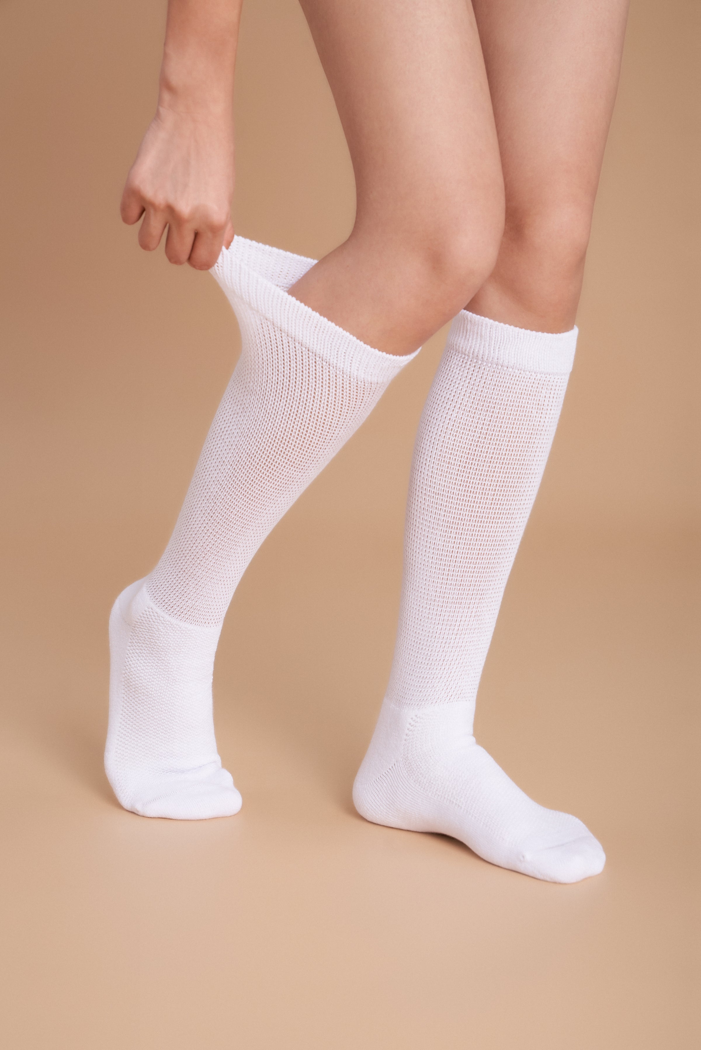 breevar diabetic socks feature: All-day comfort – relaxed cuff won’t leave marks, even with swollen ankles. Gentle on skin – seamless design prevents irritation, safe for sensitive feet. Comfort that lasts – reinforced heel and toe with cushioned support you can rely on.