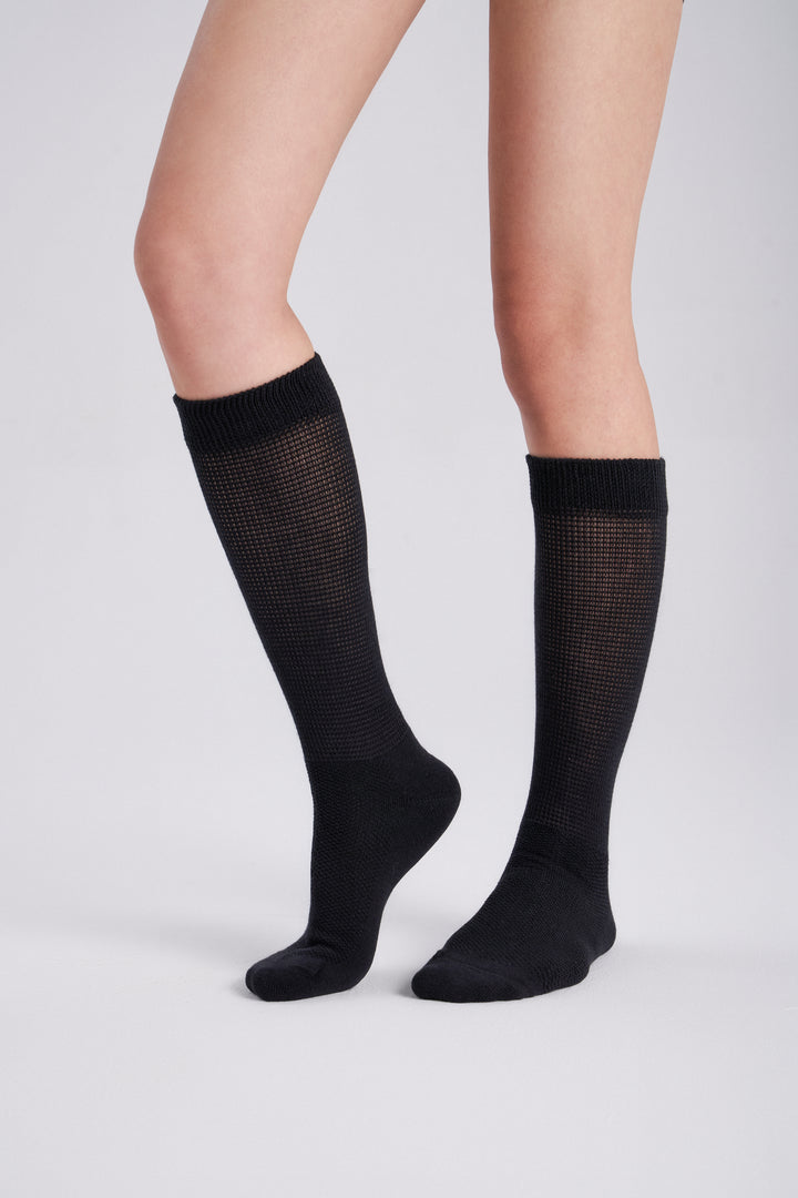 breevar diabetic socks feature: All-day comfort – relaxed cuff won’t leave marks, even with swollen ankles. Gentle on skin – seamless design prevents irritation, safe for sensitive feet. Comfort that lasts – reinforced heel and toe with cushioned support you can rely on.