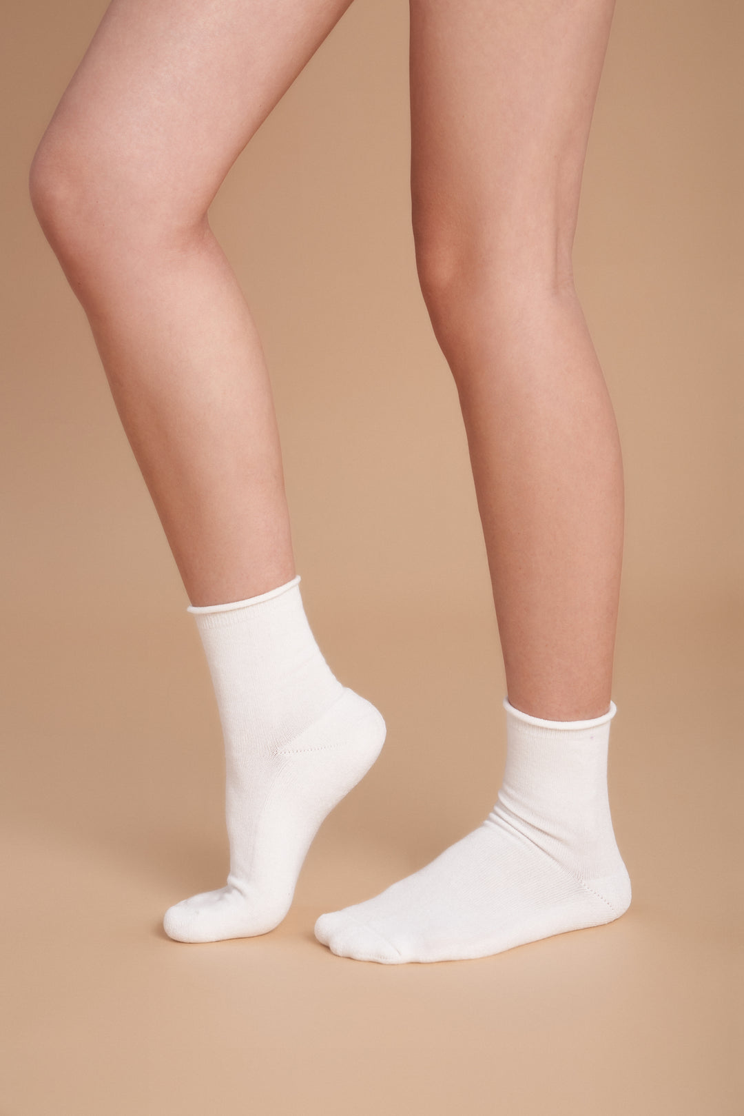 Soft women’s roll top socks with a comfortable non-binding cuff, breathable cotton blend, and classic ankle length—perfect for everyday wear.