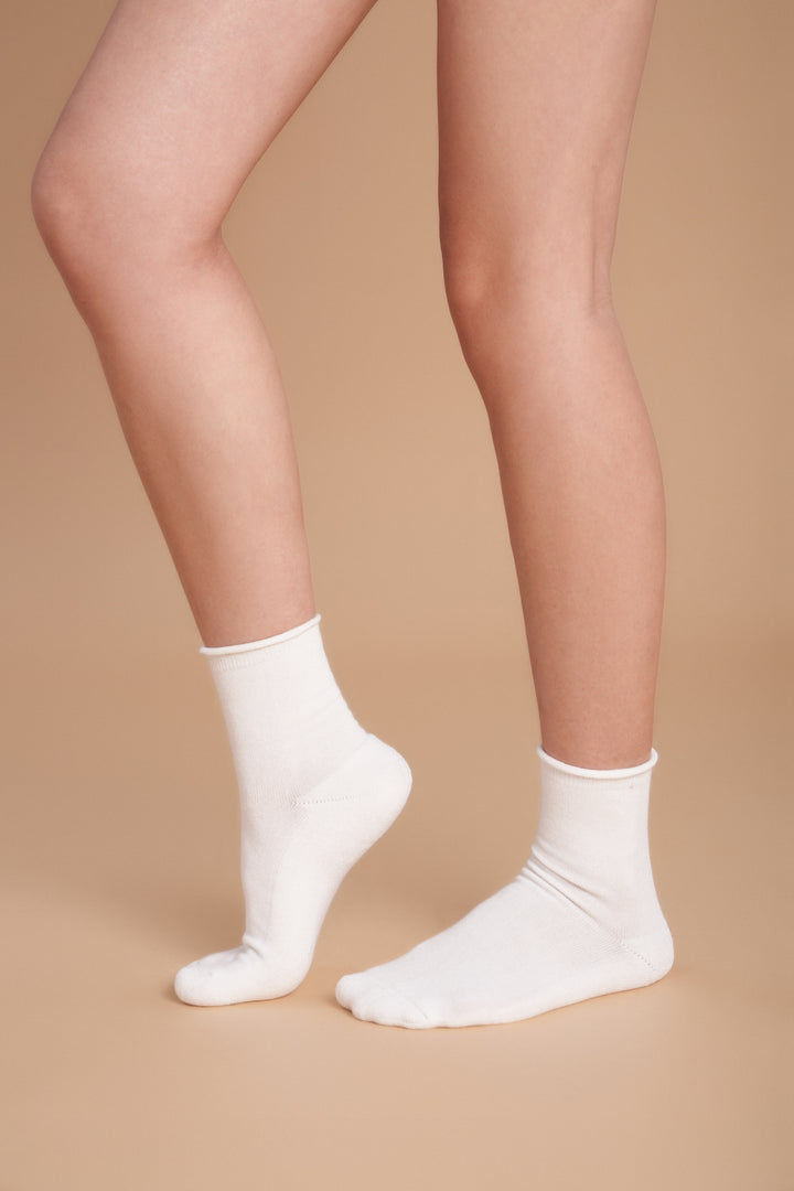 Soft women’s roll top socks with a comfortable non-binding cuff, breathable cotton blend, and classic ankle length—perfect for everyday wear.